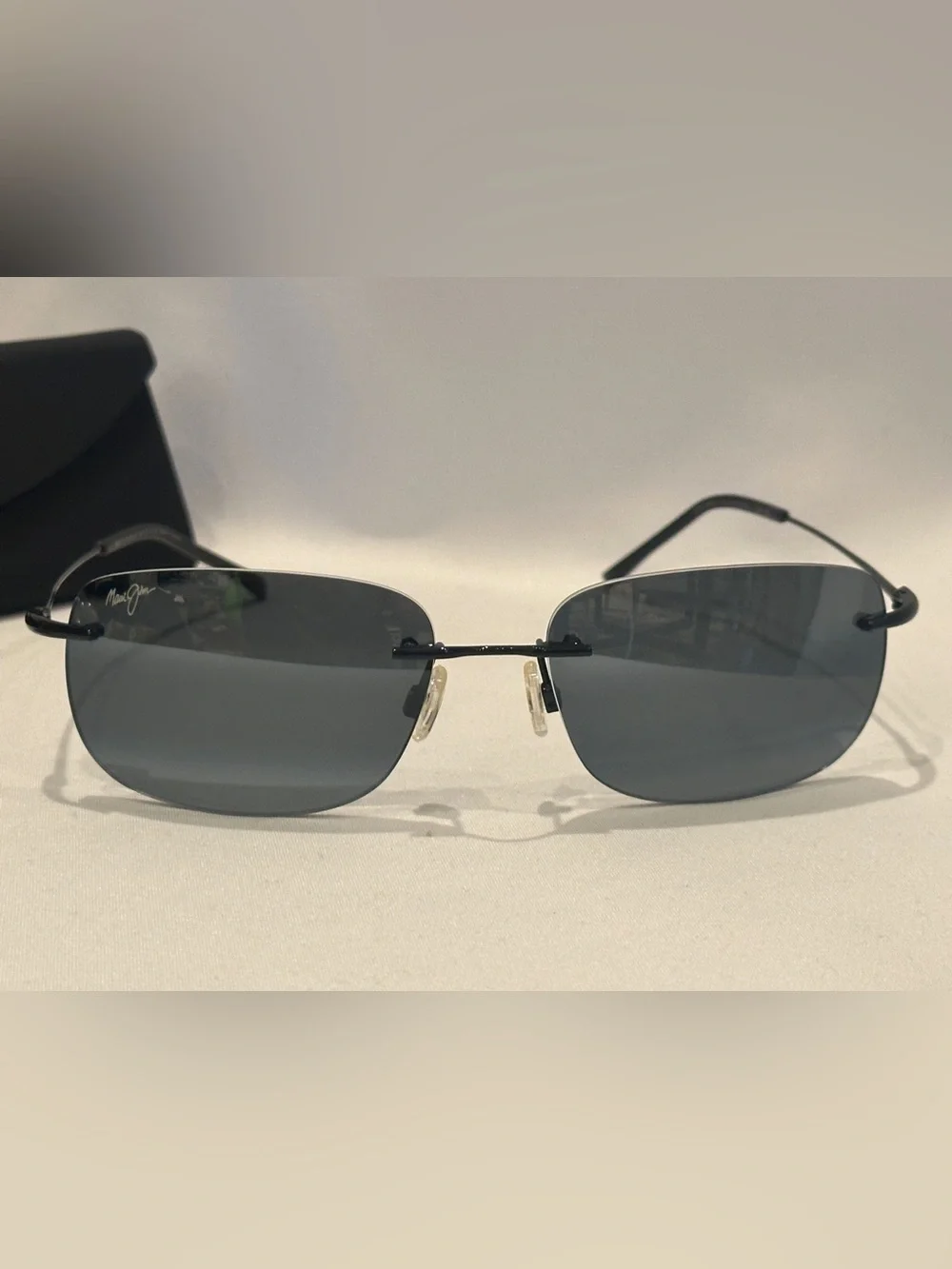 Maui Jim OHAI unisex Sunglasses Gray Lenses,Black Temples New with foldable case